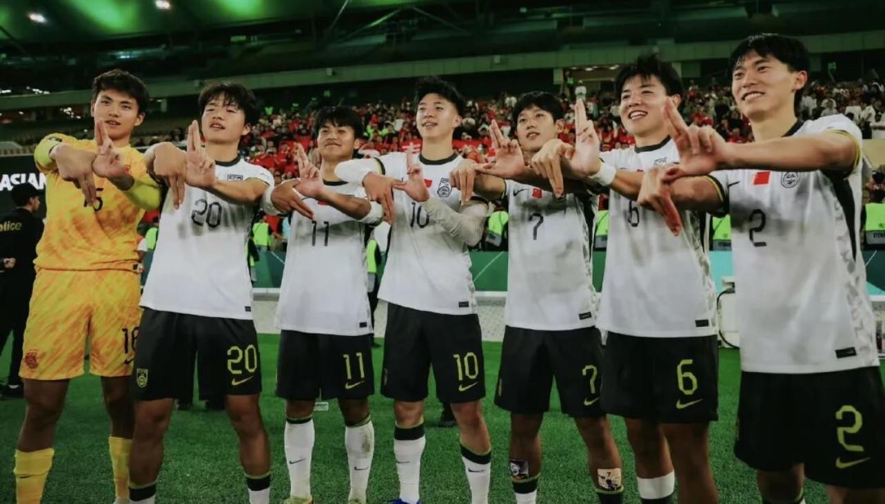 抢庄牛牛科室-梦幻联动，U23球员赛后比出说唱组合C-BLOCK的以下范上手势